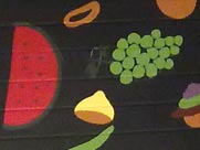 detalle mural de frutas y comida